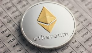 Krypto-Anleger sehnen sich weiterhin nach einer <a href='https://market.bitrss.com/coin/ethereum' rel='noopener' target='_blank' class='crypto-highlight' title='ETH Market Overview'>ETH ($3,899.71)</a>-Rallye samt Altcoin-Season Eine silberne Ethereum-Münze mit einem goldenen Logo ruht auf einem gedruckten Arbeitsblatt, auf dem numerische Finanzdaten zur Leistung von Ethereum stehen.