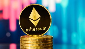 Ein Stapel Goldmünzen mit einer physischen Ethereum-Münze obenauf, die das Ethereum-Logo und den Text vor einem lebhaften, bunten, verschwommenen Hintergrund zeigt.