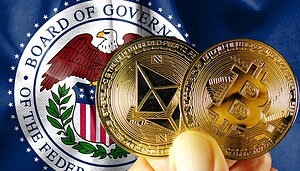 Eine Person hält Ethereum- und Bitcoin-Münzen mit der Aufschrift "Krypto" vor einem Emblem der US-Notenbank.