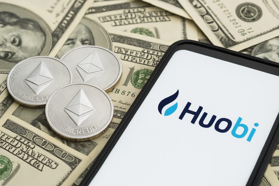 Drei physische Ethereum-Münzen und mehrere US-Dollar-Scheine liegen neben einem Smartphone, auf dessen Bildschirm das Huobi-Logo zu sehen ist, und verdeutlichen die wachsende Verbindung zwischen Ethereum und digitalen Handelsplattformen.