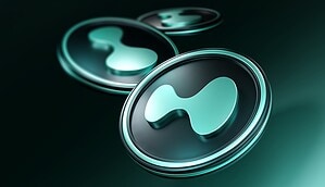 Hyperliquid ist eine auf Perpetual Futures fokussierte DEX Drei Metallmünzen mit einem türkisfarbenen abstrakten Symbol sind vor einem dunklen Hintergrund in einer verstreuten Formation dargestellt.