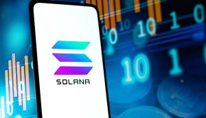 Ein Smartphone zeigt das Solana-Logo mit digitalem Binärcode, Graphen und Stablecoin-Bildern neben Kryptowährungsmünzen im blauen Hintergrund.