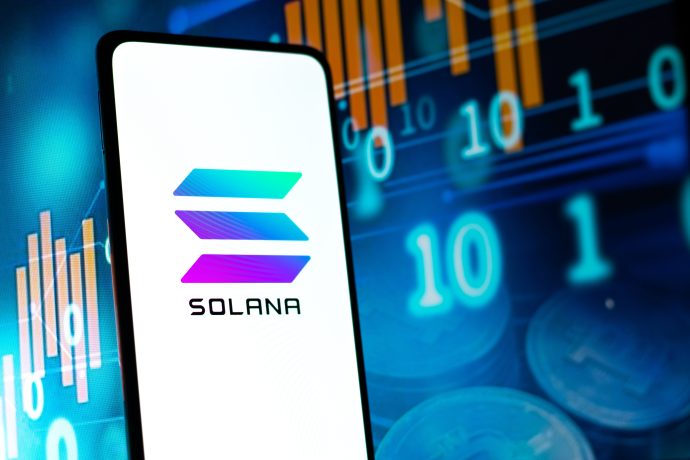 Ein Smartphone zeigt das Solana-Logo mit digitalem Binärcode, Graphen und Stablecoin-Bildern neben Kryptowährungsmünzen im blauen Hintergrund.