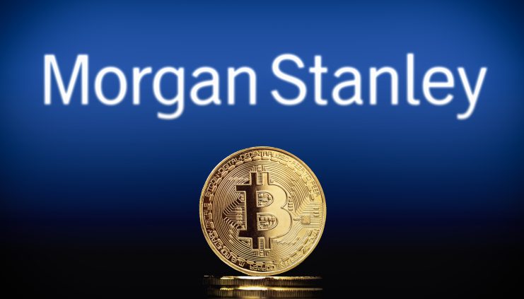 Eine physische Bitcoin-Münze steht vor einem unscharfen Morgan-Stanley-Logo, das die Überschneidung von traditionellem Finanzwesen und digitalen Vermögenswerten verdeutlicht.