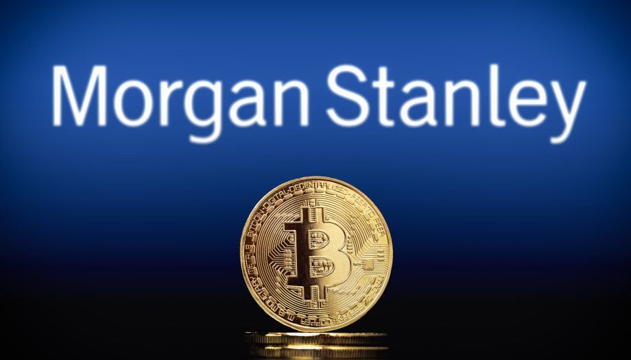 Eine physische Bitcoin-Münze steht vor einem unscharfen Morgan-Stanley-Logo, das die Überschneidung von traditionellem Finanzwesen und digitalen Vermögenswerten verdeutlicht.