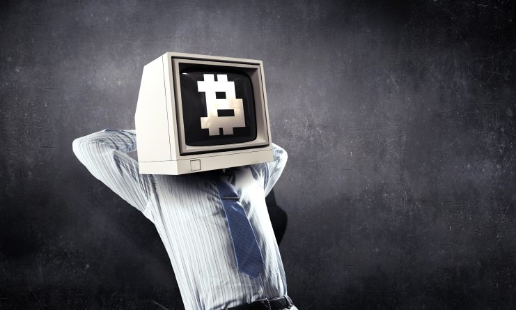 Eine Person im Hemd mit einem alten Computermonitor als Kopf, der ein großes Bitcoin-Symbol auf dem Bildschirm anzeigt, steht vor einem dunklen, strukturierten Hintergrund - perfekt, um den Dopamin-Rausch von Krypto und ständigem App-Checken einzufangen.
