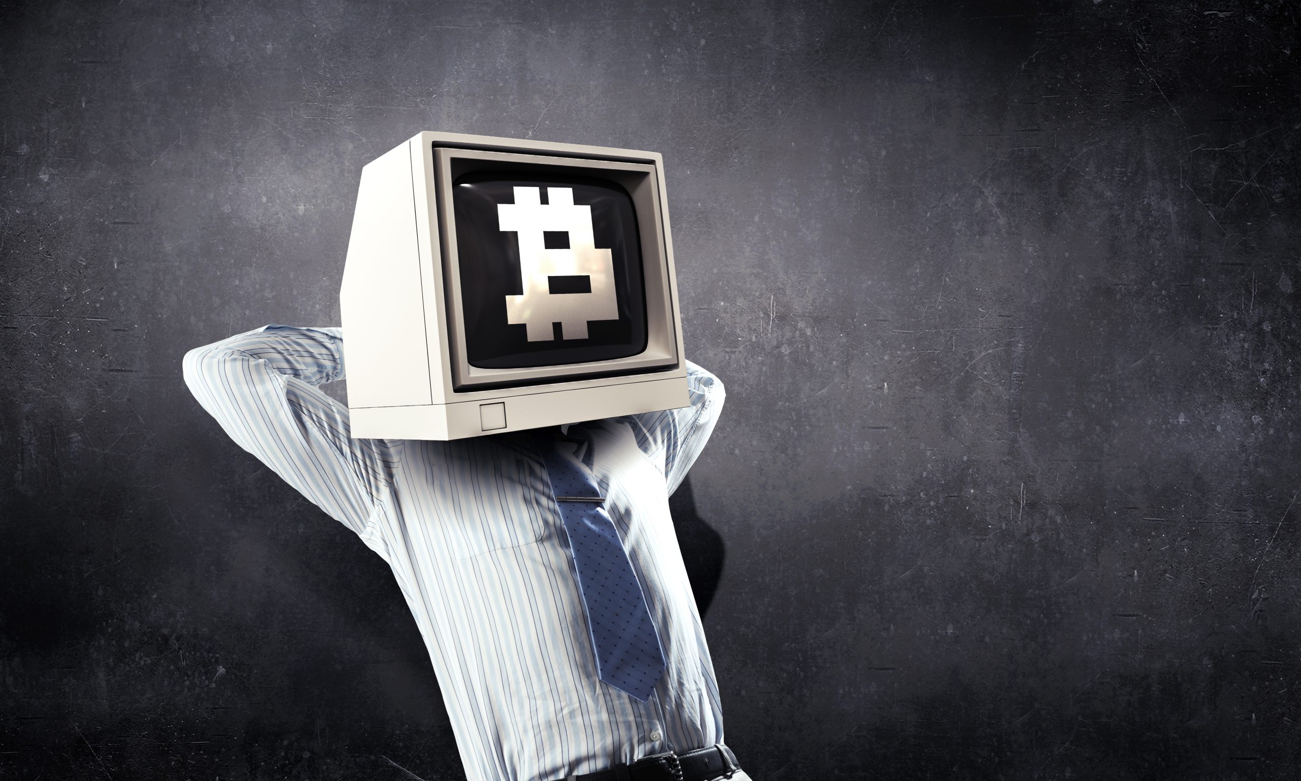 Eine Person im Hemd mit einem alten Computermonitor als Kopf, der ein großes Bitcoin-Symbol auf dem Bildschirm anzeigt, steht vor einem dunklen, strukturierten Hintergrund - perfekt, um den Dopamin-Rausch von Krypto und ständigem App-Checken einzufangen.