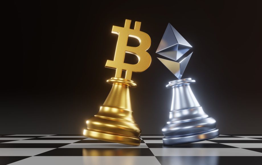 Eine goldene Schachfigur mit einem Bitcoin-Symbol und eine silberne Schachfigur mit einem Ethereum-Symbol stehen sich auf einem Schachbrett gegenüber und symbolisieren einen strategischen Kampf in der Welt der Kryptowährungen.