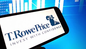 Ein Smartphone-Bildschirm zeigt das T. Rowe Price-Logo und den Slogan "Invest With Confidence" (Investieren Sie mit Vertrauen) mit einem blauen Finanzdiagramm im Hintergrund, das Trends bei Aktien und Altcoins zeigt.