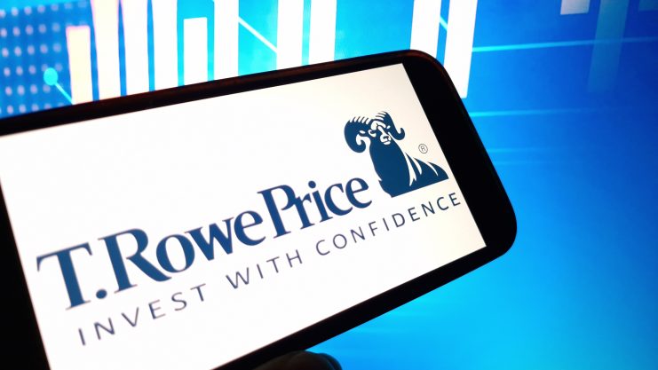 Ein Smartphone-Bildschirm zeigt das T. Rowe Price-Logo und den Slogan "Invest With Confidence" (Investieren Sie mit Vertrauen) mit einem blauen Finanzdiagramm im Hintergrund, das Trends bei Aktien und Altcoins zeigt.