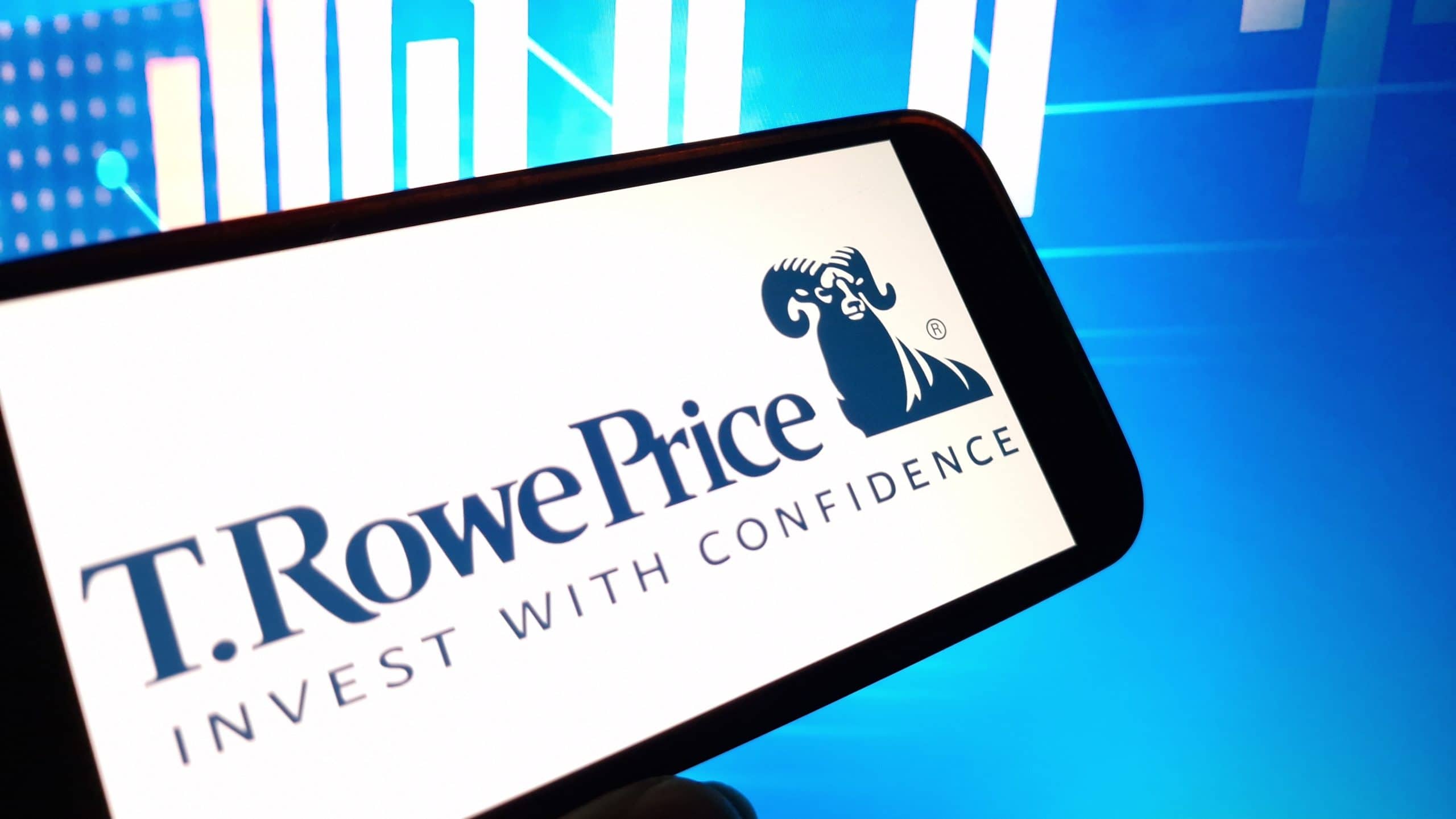 Ein Smartphone-Bildschirm zeigt das T. Rowe Price-Logo und den Slogan "Invest With Confidence" (Investieren Sie mit Vertrauen) mit einem blauen Finanzdiagramm im Hintergrund, das Trends bei Aktien und Altcoins zeigt.