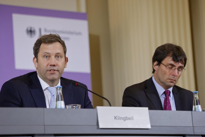 Lars Klingbeil und Marcus Optendrenk auf Pressekonferenz nach Stabilitätsrat: Harte Linie bei der Krypto-Steuer angekündigt.