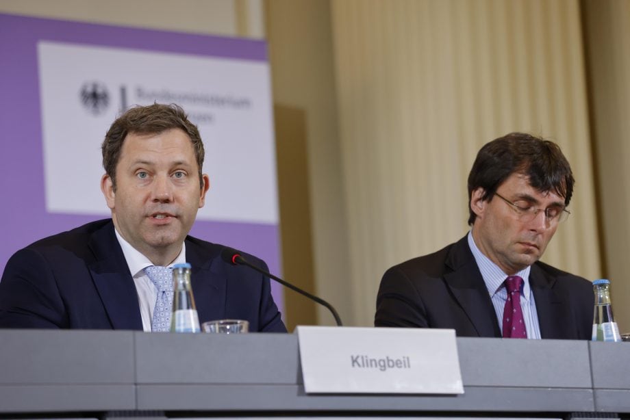 Lars Klingbeil und Marcus Optendrenk auf Pressekonferenz nach Stabilitätsrat: Harte Linie bei der Krypto-Steuer angekündigt.