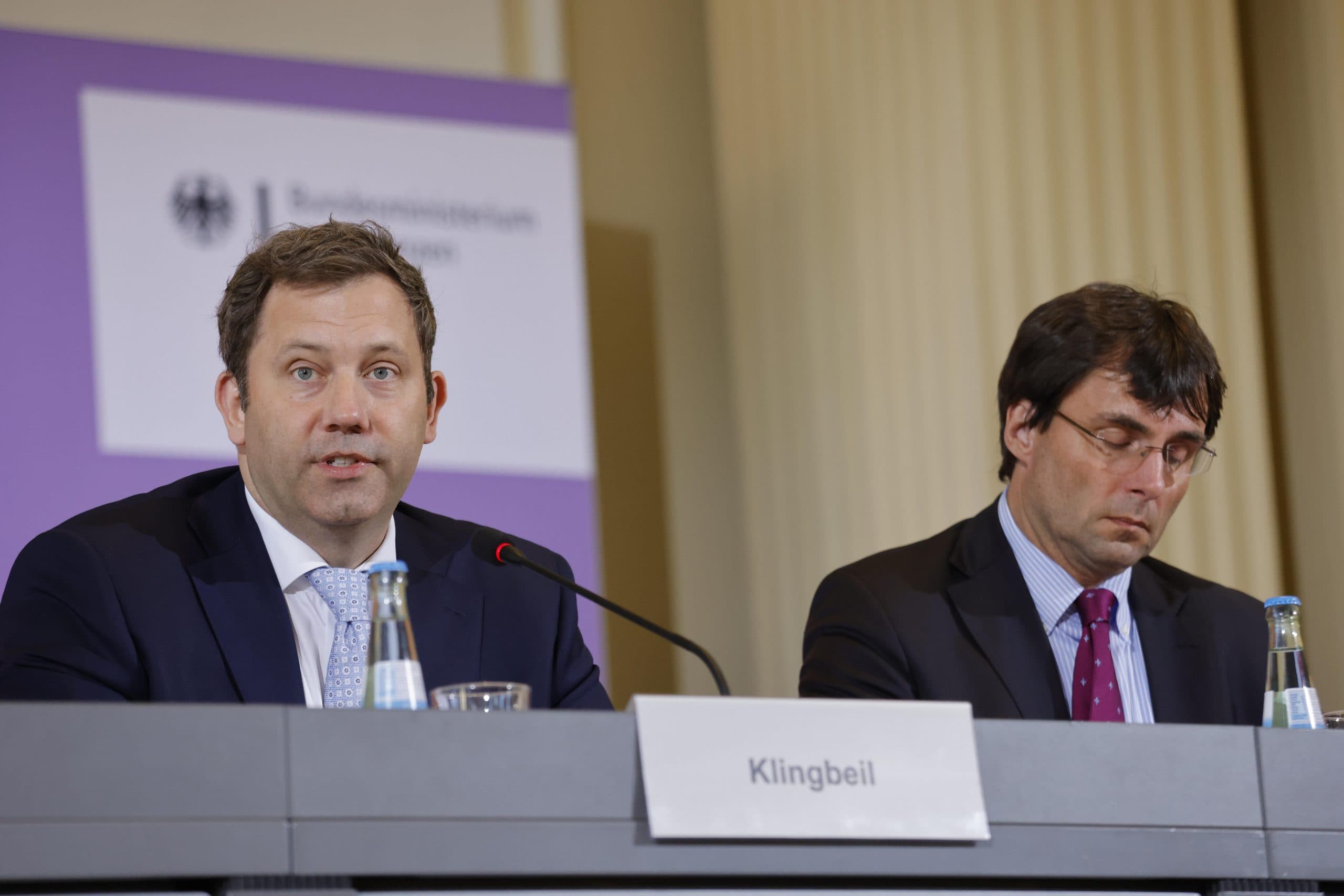 Lars Klingbeil und Marcus Optendrenk auf Pressekonferenz nach Stabilitätsrat: Harte Linie bei der Krypto-Steuer angekündigt.