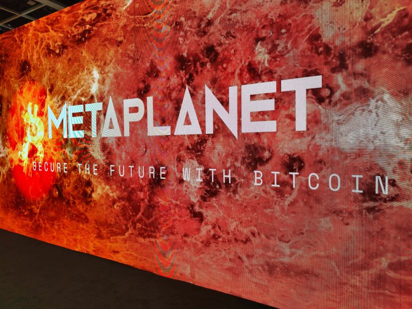 Die große LED-Anzeige zeigt Metaplanet und Secure the future with Bitcoin vor einem feurigen, weltraumähnlichen Hintergrund.