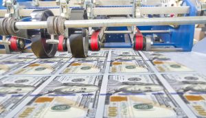 Neu gedruckte 100-Dollar-Scheine durchlaufen eine industrielle Druckmaschine in einer Währungsproduktionsanlage, die den Kontrast zwischen traditionellem Geld und aufstrebenden digitalen Vermögenswerten wie Krypto hervorhebt.