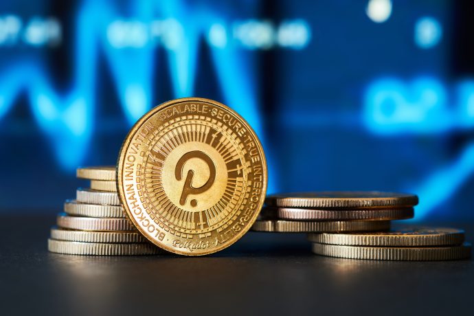 Polkadot 2.0: Wie der einstige Ethereum-Killer sein Comeback plant Ein Stapel goldfarbener Münzen mit einem prominenten Polkadot (DOT)-Kryptowährungs-Token im Vordergrund, vor einem unscharfen Hintergrund mit blauen Diagrammgrafiken, die das Polkadot-Netzwerk hervorheben.