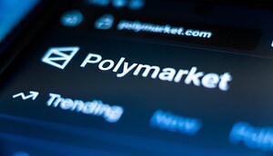 Wird der Token von Polymarket ein Erfolg? Nahaufnahme eines Smartphone-Bildschirms, auf dem die Polymarket-Website angezeigt wird. Im Mittelpunkt stehen das Logo, das Wort