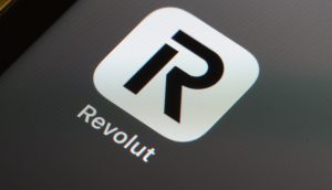 Nahaufnahme des Revolut-App-Symbols auf einem digitalen Bildschirm. Das Icon zeigt ein stilisiertes schwarzes R auf weißem Hintergrund, das die Präsenz von Revolut als führende Krypto-Plattform repräsentiert.