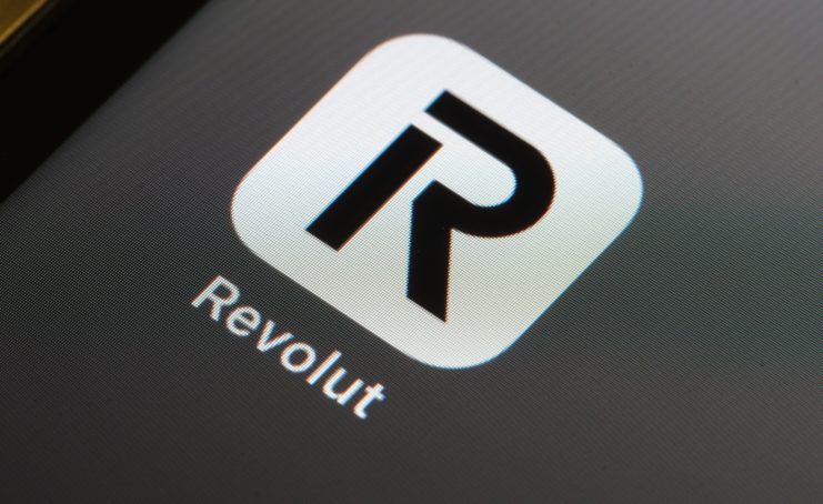 Nahaufnahme des Revolut-App-Symbols auf einem digitalen Bildschirm. Das Icon zeigt ein stilisiertes schwarzes R auf weißem Hintergrund, das die Präsenz von Revolut als führende Krypto-Plattform repräsentiert.