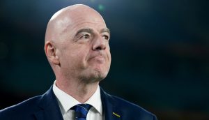 Die FIFA-<a href='https://market.bitrss.com/coin/apenft' rel='noopener' target='_blank' class='crypto-highlight' title='NFT Market Overview'>NFT ($0.00)</a>-Plattform gerät ins Visier der Schweizer Behörden Ein glatzköpfiger Mann in Anzug und gestreifter Krawatte blickt mit neutraler Miene zur Seite und steht vor einem dunklen, unscharfen Hintergrund - vielleicht bei einer Veranstaltung im Zusammenhang mit der FIFA-NFT-Plattform oder der Schweizer Glücksspielaufsicht.