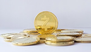 Eine Gruppe goldfarbener Zcash-Münzen ist gestapelt und ausgebreitet, wobei eine Münze aufrecht in der Mitte steht und das Engagement von Zcash für die Privatsphäre vor einem schlichten weißen Hintergrund symbolisiert.