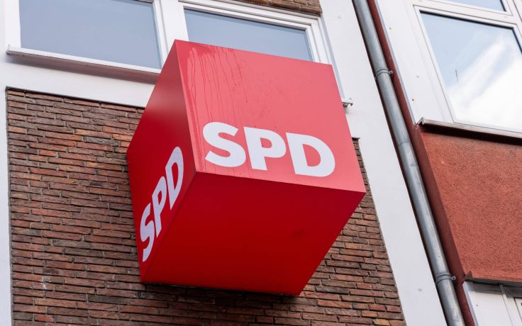 Kiel,,Germany,,January,7th,,2024,Symbol,Of,The,Social,Democratic An der Außenseite eines Backsteingebäudes ist unter zwei Fenstern ein rotes Würfelschild mit fetten weißen SPD-Schriftzügen angebracht.