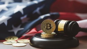 Eine Bitcoin-Münze, die den Einfluss von Figuren wie dem Bitcoin-Jesus Roger Ver symbolisiert, ruht auf dem Hammer eines Richters mit anderen Münzen in der Nähe, vor einem verschwommenen Hintergrund mit der Flagge der Vereinigten Staaten.