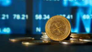 Ripple hat 2025 bereits drei Megadeals abgeschlossen Ein Stapel Ripple-Münzen (<a href='https://market.bitrss.com/coin/ripple' rel='noopener' target='_blank' class='crypto-highlight' title='XRP Market Overview'>XRP ($2.33)</a>) wird vor einem digitalen Bildschirm gezeigt, der Finanzdaten und Börsenzahlen anzeigt.