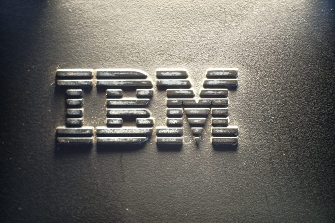 Jakarta,,Indonesia,-,August,29,,2024,:,Ibm,Company,Logo, Nahaufnahme des IBM-Logos in Metallbuchstaben mit Streifendesign, montiert auf einer strukturierten dunklen Oberfläche, die die Innovation von IBM im Bereich Digitale Assets und Plattformlösungen widerspiegelt.