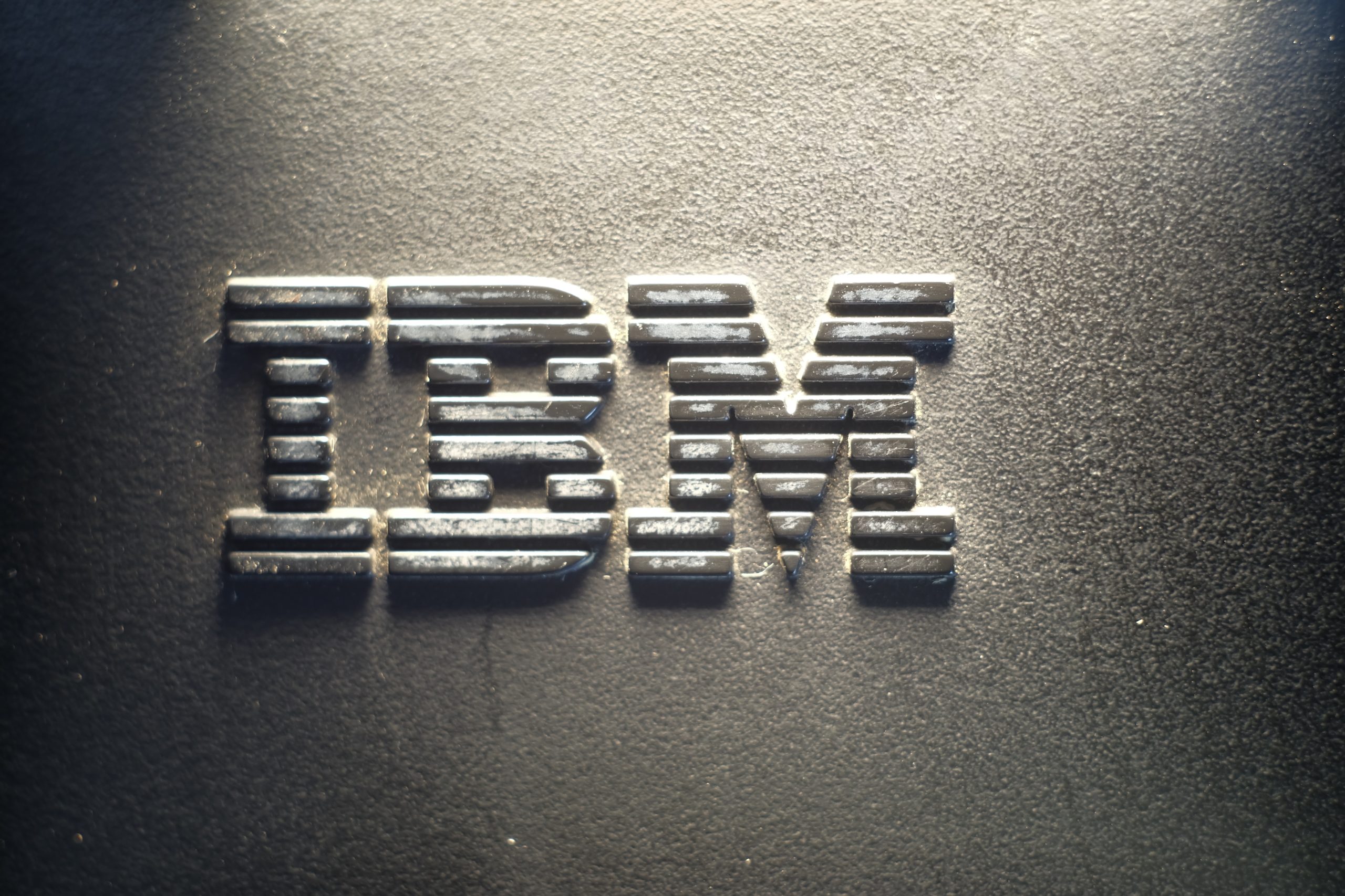 Jakarta,,Indonesia,-,August,29,,2024,:,Ibm,Company,Logo, Nahaufnahme des IBM-Logos in Metallbuchstaben mit Streifendesign, montiert auf einer strukturierten dunklen Oberfläche, die die Innovation von IBM im Bereich Digitale Assets und Plattformlösungen widerspiegelt.