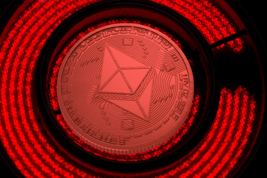Eine metallische Ethereum-Münze sitzt auf einem rot beleuchteten Herd, der von der Hitze glüht, während ein Solana-Token in der Nähe ruht und den feurigen Schein reflektiert.