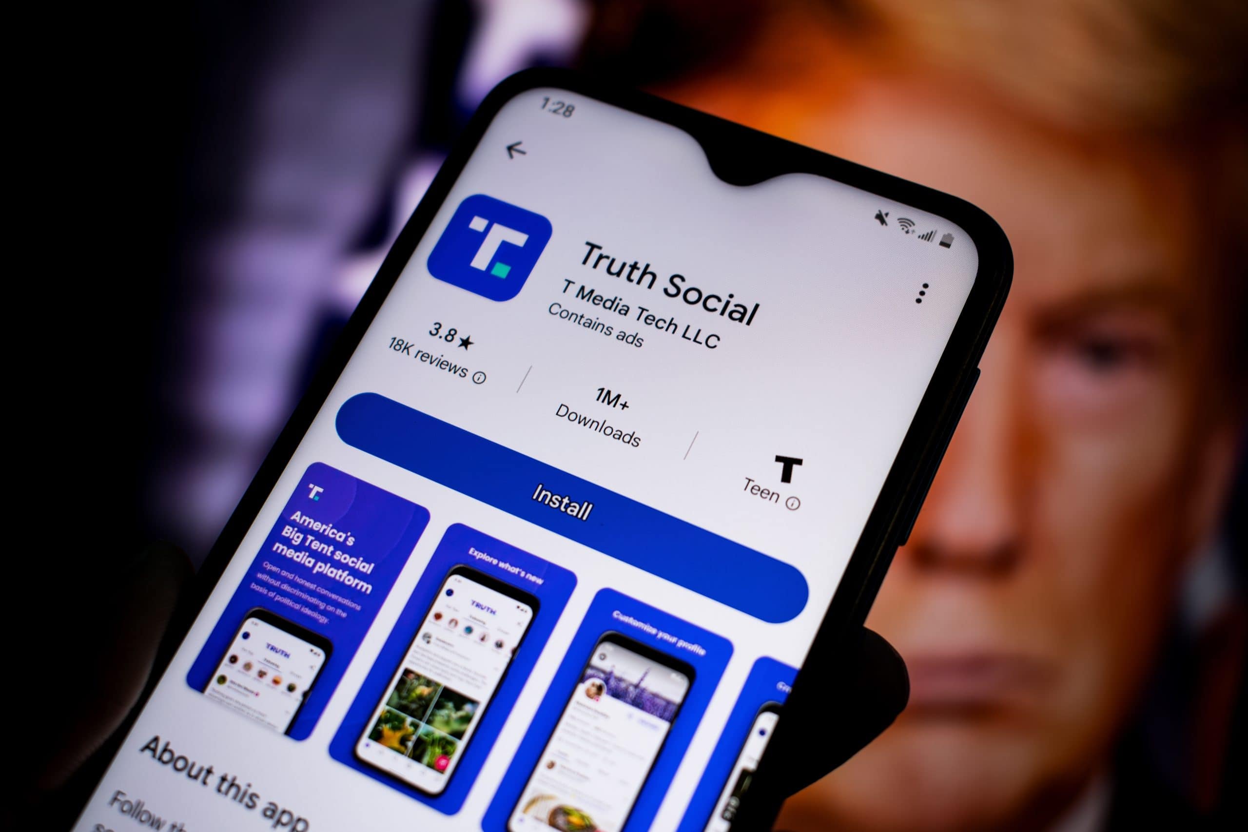trump-truth-social-krypto-wetten Auf einem Smartphone-Bildschirm wird die Installationsseite der Truth Social-App auf Google Play angezeigt, wobei ein Teil des Gesichts einer Person im Hintergrund unscharf dargestellt ist, was Trumps Social-Media-Plattform hervorhebt.