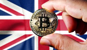 Eine Hand hält eine goldene Bitcoin-Münze vor einer britischen Flagge, die den wachsenden Einfluss von Krypto im Vereinigten Königreich symbolisiert.