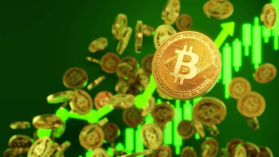 Gold-Bitcoins schweben vor einem grünen Hintergrund mit steigenden Aktienchart-Balken und Pfeilen, die einen Anstieg des Kryptowertes symbolisieren.
