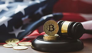 Das Bild zeigt eine Bitcoin-Münze vor einer amerikanischen Flagge