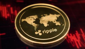 Eine goldene XRP-Münze mit dem Ripple-Logo und einer Weltkarte ruht auf einer dunklen Oberfläche, die von roten Finanzdiagrammlinien beleuchtet wird.