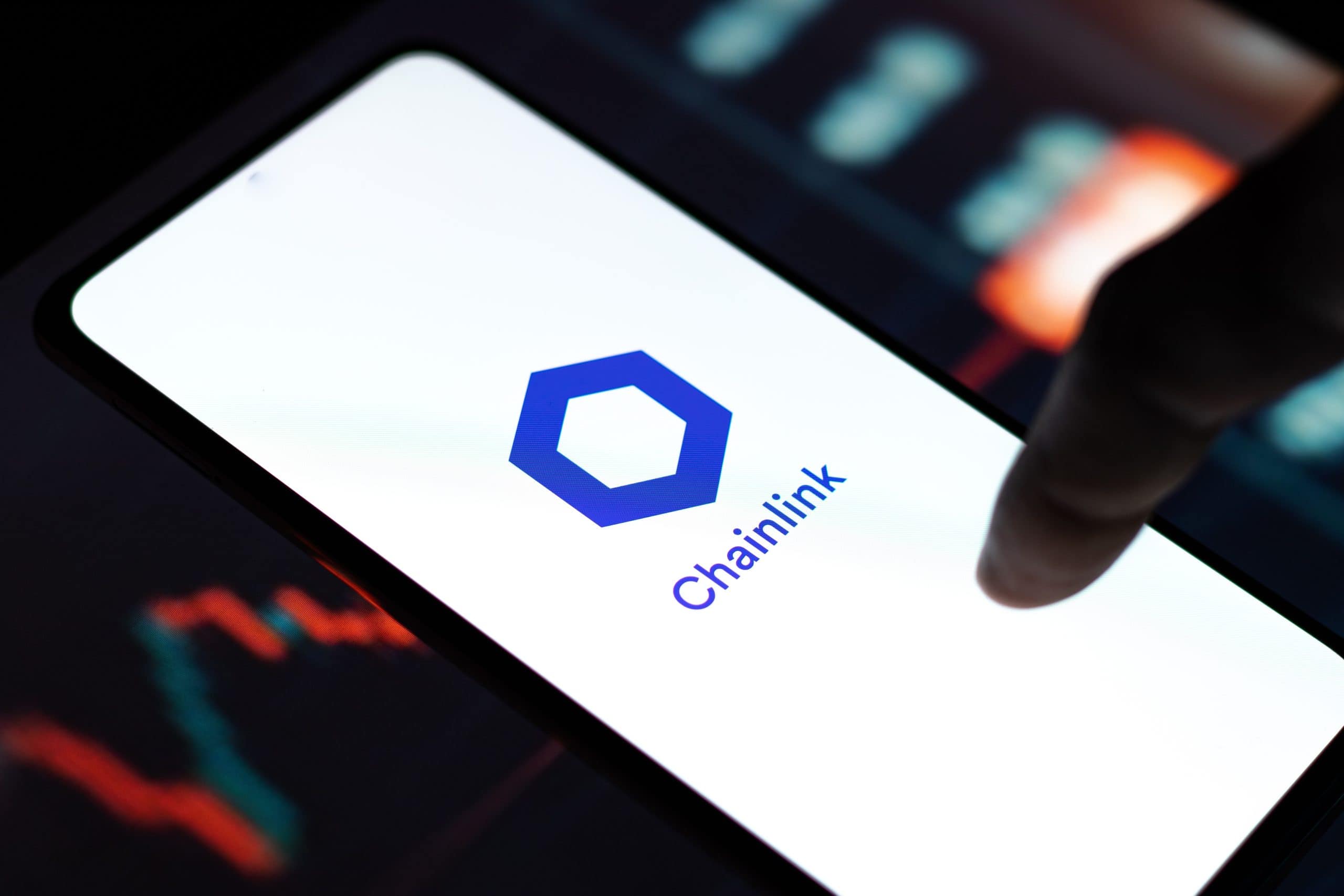 Ein Smartphone zeigt das Chainlink-Logo und den Namen auf dem Bildschirm, während ein unscharfer Finger darauf zeigt und eine Grafik im Hintergrund die wachsende Präsenz von Chainlink im digitalen Finanzwesen unterstreicht.