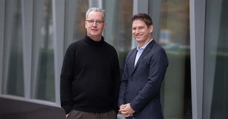 Hyphe MiCAR: Führungsteam von Hyphe vor dem Unternehmensgebäude nach Erhalt der MiCAR-Lizenz