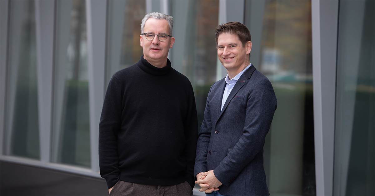 Hyphe MiCAR: Führungsteam von Hyphe vor dem Unternehmensgebäude nach Erhalt der MiCAR-Lizenz