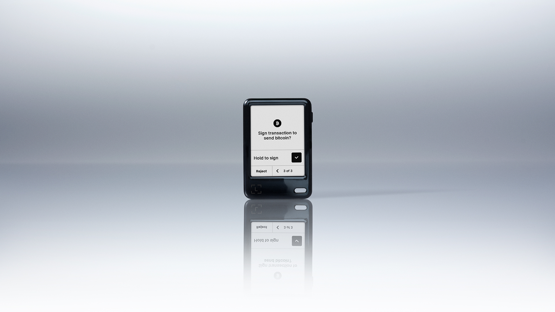 Der Ledger Nano Gen5 mit einem Bildschirm zeigt eine Aufforderung zur Unterzeichnung einer Transaktion an, mit Aktionstasten und einem minimalen, reflektierenden Hintergrund.