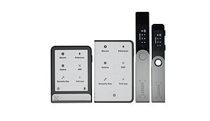 Vier Ledger Hardware-Wallets für Kryptowährungen sind nebeneinander ausgestellt und heben das Ledger-Branding hervor, wobei die Bildschirme und physischen Tasten deutlich sichtbar sind.