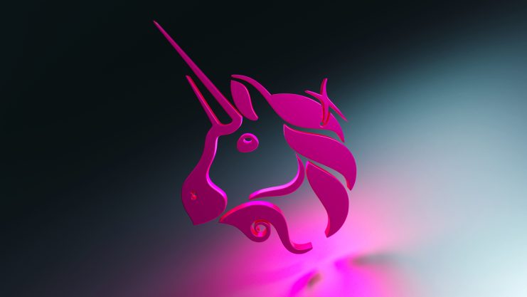 Ein glänzendes rosa Einhornkopf-Logo, inspiriert von Uniswap, mit stilisierter Mähne und Horn, vor einem dunklen Hintergrund mit Farbverlauf, der durch rosa und blaugrünes Licht beleuchtet wird.