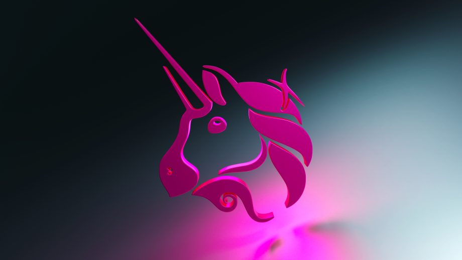 Ein glänzendes rosa Einhornkopf-Logo, inspiriert von Uniswap, mit stilisierter Mähne und Horn, vor einem dunklen Hintergrund mit Farbverlauf, der durch rosa und blaugrünes Licht beleuchtet wird.