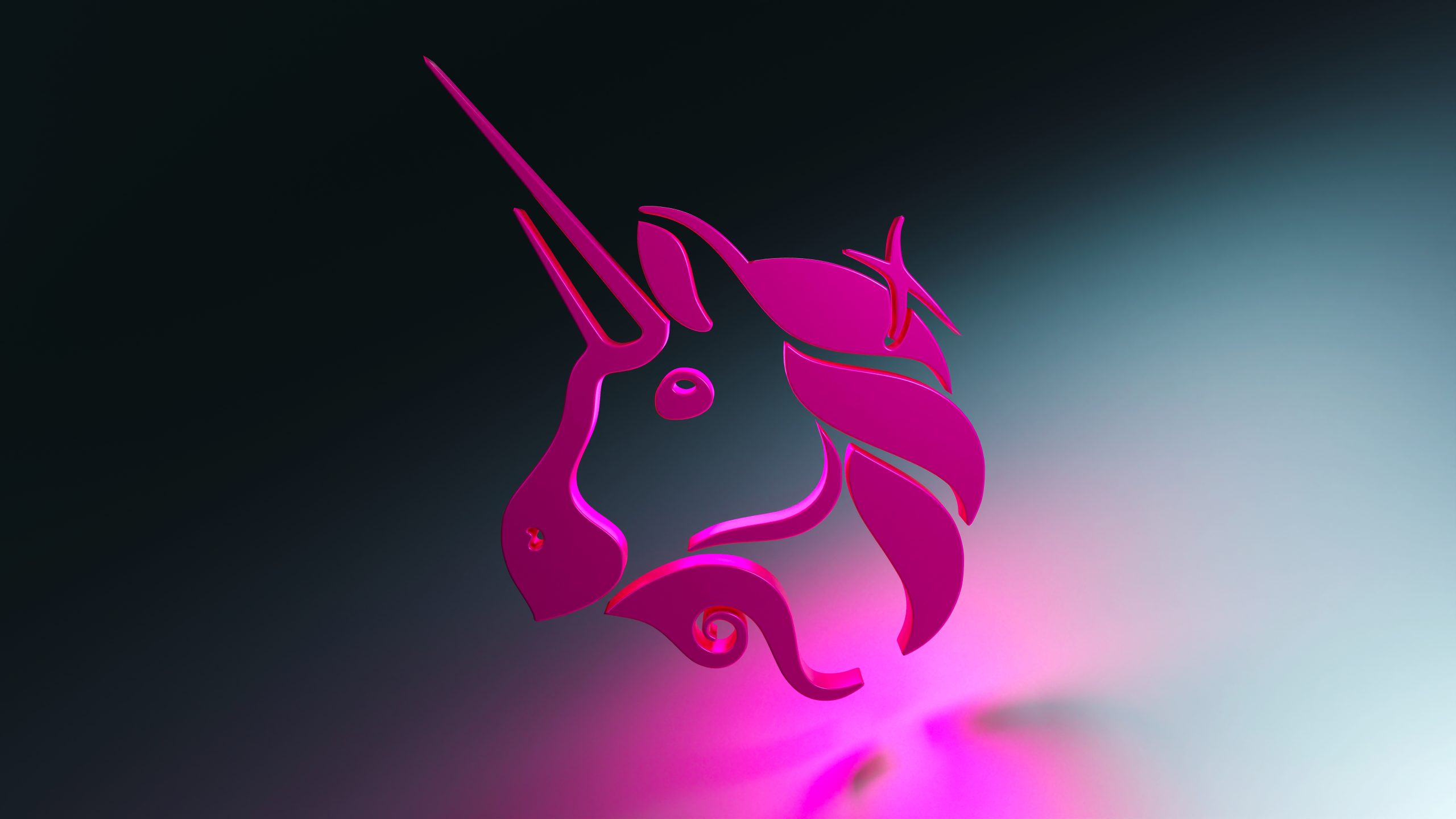 Ein glänzendes rosa Einhornkopf-Logo, inspiriert von Uniswap, mit stilisierter Mähne und Horn, vor einem dunklen Hintergrund mit Farbverlauf, der durch rosa und blaugrünes Licht beleuchtet wird.