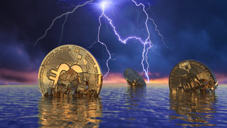 Große Bitcoin-Münzen sind unter einem stürmischen Himmel mit Blitzen teilweise in Wasser getaucht, was die Unsicherheit widerspiegelt, die Krypto-Anleger in turbulenten Zeiten zum Verkauf treiben kann.