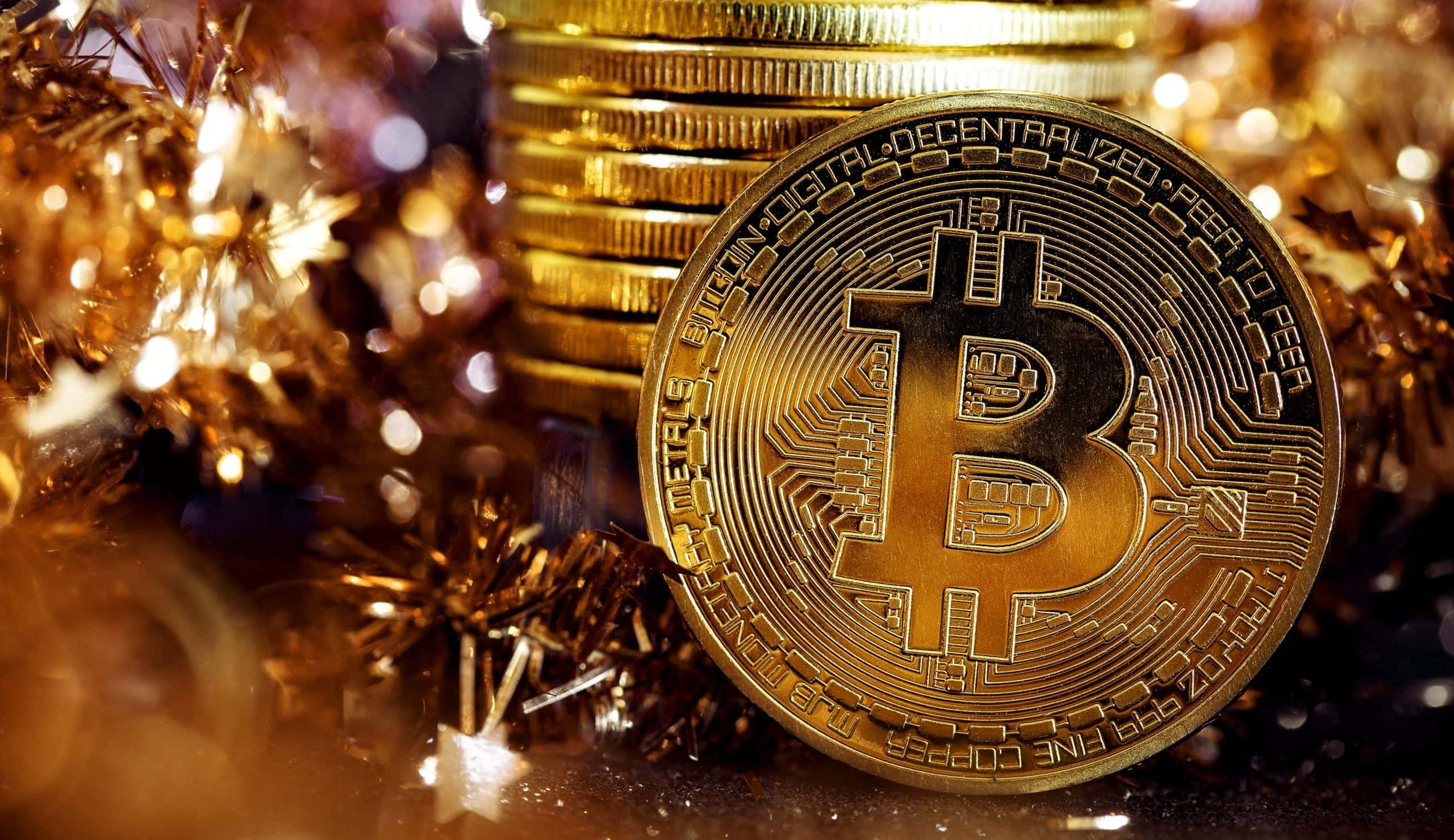 Bitcoin-Münzen in weihnachtlicher Atmosphäre