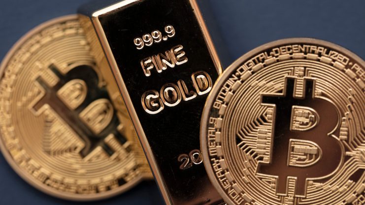 Bitcoin,Cryptocurrency,Coin,With,A,Gold,Bullion,Bar.,Investment,Concept Während Gold steigt: Verpasst Bitcoin den Anschluss an die Rekordjagd?