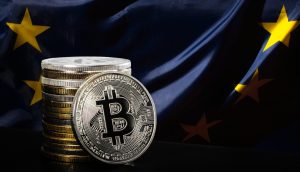 Bitcoin-Münzen vor einer EU-Flagge