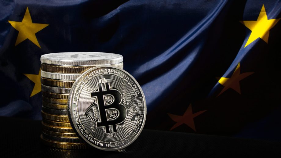 Bitcoin-Münzen vor einer EU-Flagge